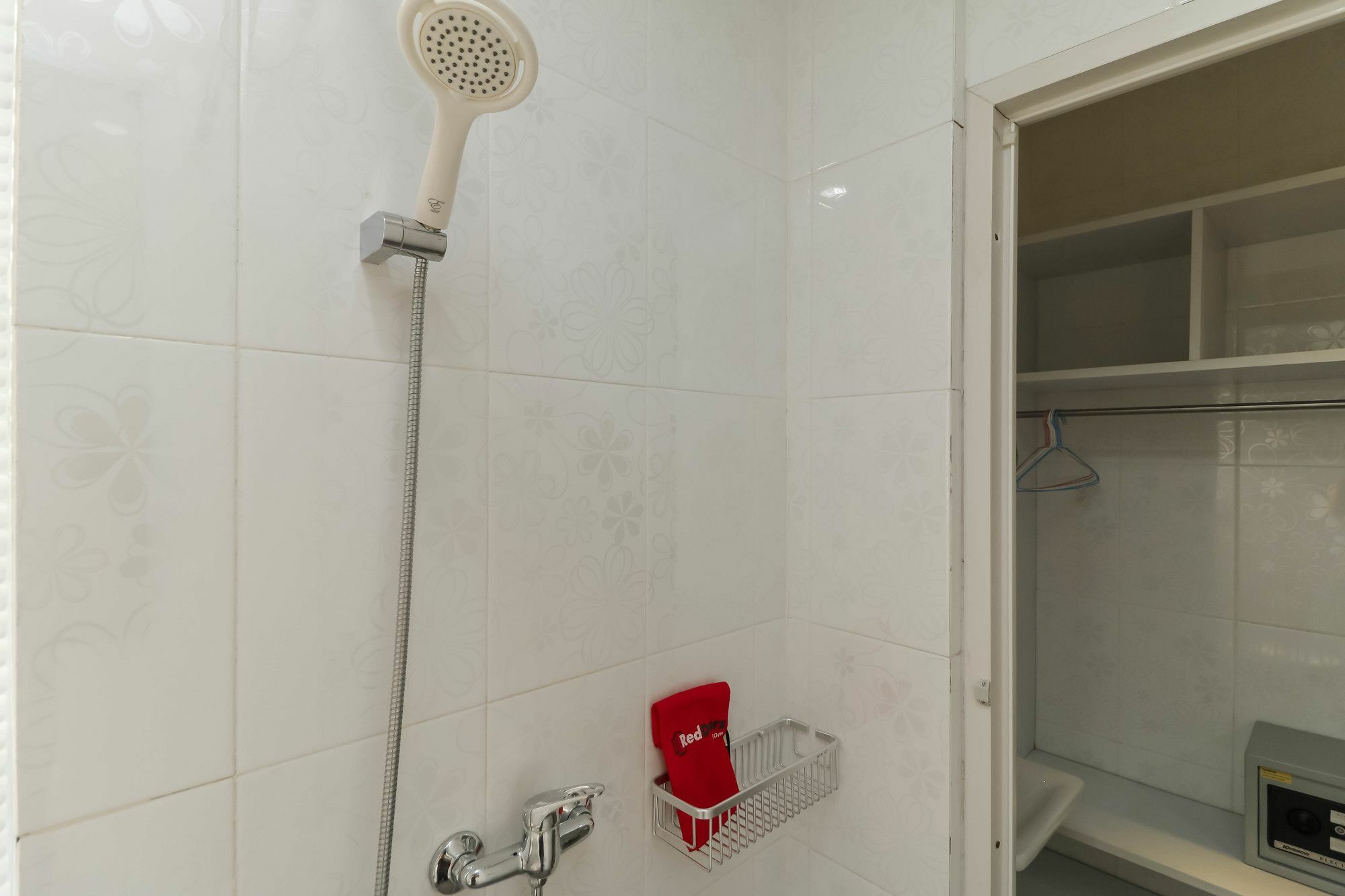 فندق Reddoorz Near Nagoya Hill Batam المظهر الخارجي الصورة